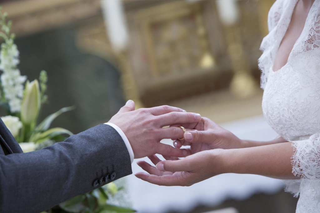 Kirchliche Trauung — Anstecken des Traurings als Zeichen der Liebe und Treue